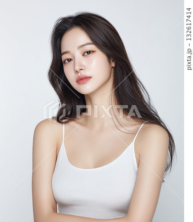純粋な美しさ:白いタンクトップの若い女性のポートレート 純粋な美しさ:白いタンクトップの若い女性のポートレート 132617414