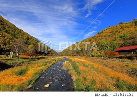 檜枝岐のミニ尾瀬公園と伊南川／福島県南会津郡 檜枝岐村 132618153