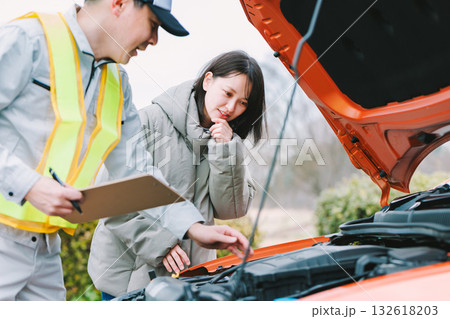 車の故障でロードサービスを呼んだ女性ドライバー 132618203