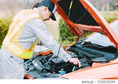 車の故障でロードサービスを呼んだ女性ドライバー 車の故障でロードサービスを呼んだ女性ドライバー 132618204