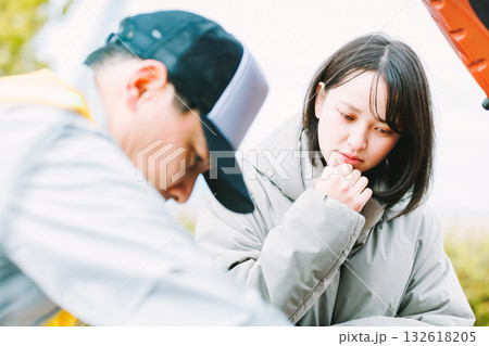 車の故障でロードサービスを呼んだ女性ドライバー 132618205