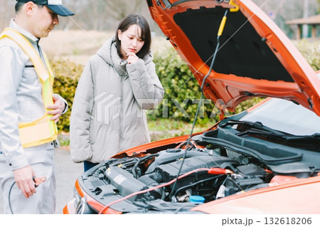 車の故障でロードサービスを呼んだ女性ドライバー 132618206