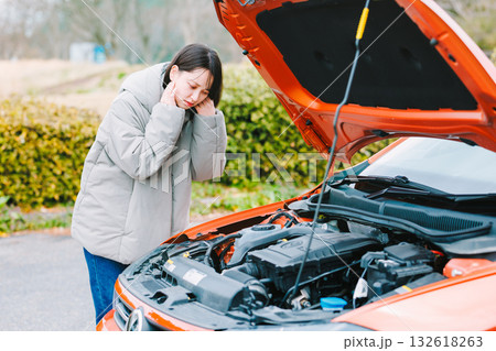 車が故障して困った様子の若い女性ドライバー 車が故障して困った様子の若い女性ドライバー 132618263