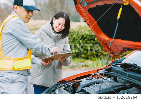 車の故障でロードサービスを呼んだ女性ドライバー 132618264