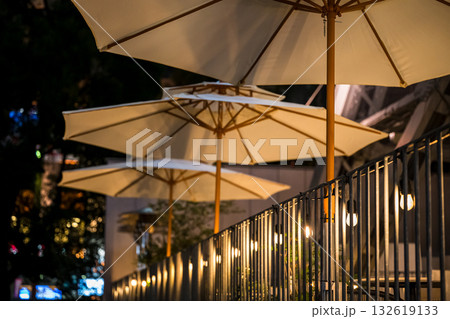 夜のテラス席とライトアップされたパラソルの美しい並び 132619133