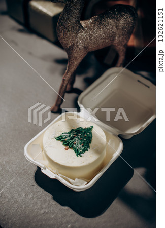 Cream bento cake with Christmas tree frosting in delivery box Cream bento cake with Christmas tree frosting in delivery box 132621151