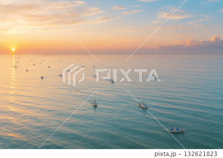 渥美半島　赤羽根ロングビーチ　朝焼けと漁船 132621823