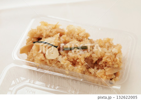 パックに入った山菜おこわ パックに入った山菜おこわ 132622005