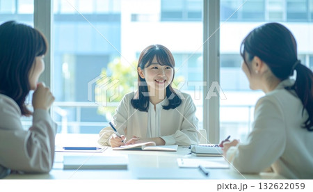 顧客に親身なアドバイスをするビジネスパーソン 顧客に親身なアドバイスをするビジネスパーソン 132622059