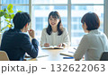 顧客に親身なアドバイスをするビジネスパーソン 132622063