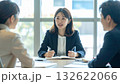 顧客に親身なアドバイスをするビジネスパーソン 132622066