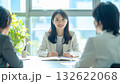 顧客に親身なアドバイスをするビジネスパーソン 132622068