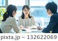 顧客に親身なアドバイスをするビジネスパーソン 132622069