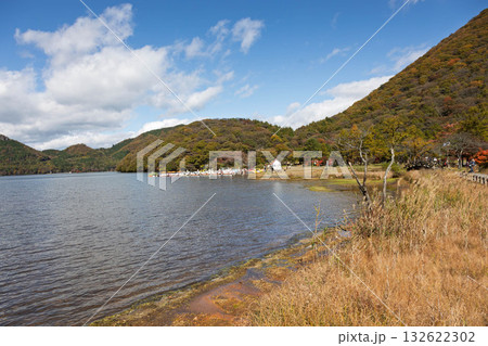 秋の榛名湖　群馬県 132622302