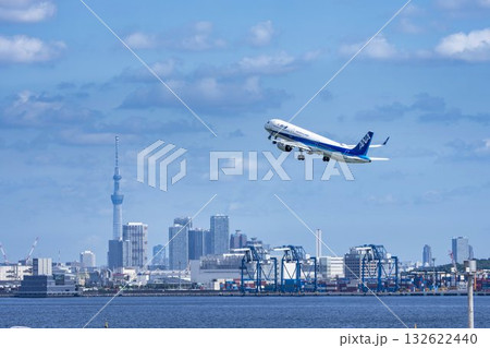 羽田空港の風景　離陸中の飛行機と東京スカイツリー　東京都大田区 132622440