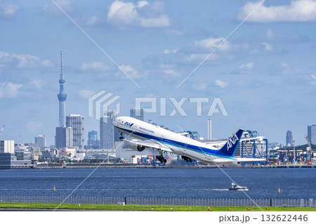 羽田空港の風景 離陸中の飛行機と東京スカイツリー 東京都大田区 羽田空港の風景 離陸中の飛行機と東京スカイツリー 東京都大田区 132622446