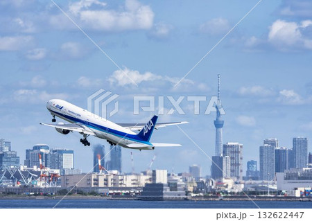 羽田空港の風景 離陸中の飛行機と東京スカイツリー 東京都大田区 羽田空港の風景 離陸中の飛行機と東京スカイツリー 東京都大田区 132622447