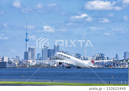 羽田空港の風景　離陸中の飛行機と東京スカイツリー　東京都大田区 132622448