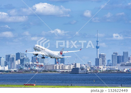 羽田空港の風景　離陸中の飛行機と東京スカイツリー　東京都大田区 132622449