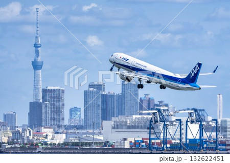 羽田空港の風景 離陸中の飛行機と東京スカイツリー 東京都大田区 羽田空港の風景 離陸中の飛行機と東京スカイツリー 東京都大田区 132622451