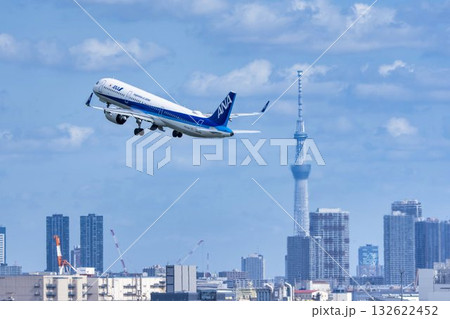 羽田空港の風景　離陸中の飛行機と東京スカイツリー　東京都大田区 132622452