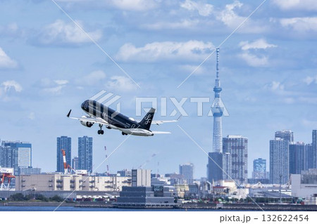 羽田空港の風景　離陸中の飛行機と東京スカイツリー　東京都大田区 132622454