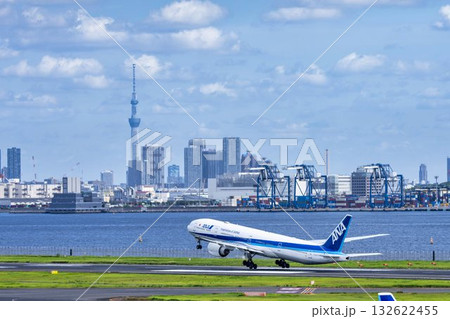 羽田空港の風景　離陸中の飛行機と東京スカイツリー　東京都大田区 132622455