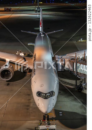 夜の羽田空港 駐機中の飛行機 東京都大田区 夜の羽田空港 駐機中の飛行機 東京都大田区 132622463