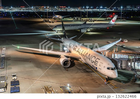 夜の羽田空港　駐機中の飛行機　東京都大田区 132622466