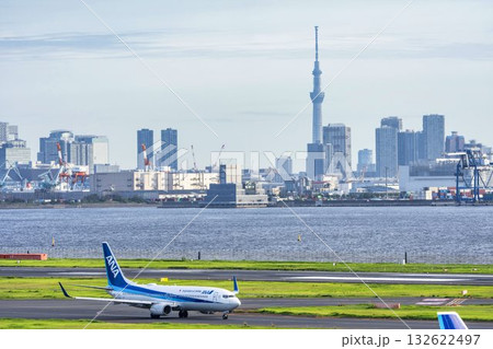羽田空港の風景 タキシング中の飛行機とスカイツリー 東京都大田区 羽田空港の風景 タキシング中の飛行機とスカイツリー 東京都大田区 132622497