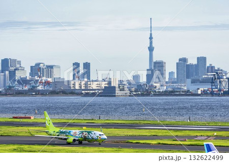 羽田空港の風景　タキシング中の飛行機とスカイツリー　東京都大田区 132622499
