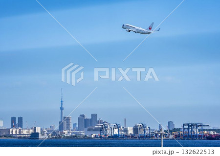 羽田空港の風景　離陸中の飛行機と東京スカイツリー　東京都大田区 132622513