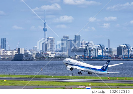 羽田空港の風景 離陸中の飛行機と東京スカイツリー 東京都大田区 羽田空港の風景 離陸中の飛行機と東京スカイツリー 東京都大田区 132622516