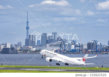 羽田空港の風景　離陸中の飛行機と東京スカイツリー　東京都大田区 132622520