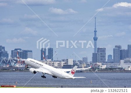 羽田空港の風景　離陸中の飛行機と東京スカイツリー　東京都大田区 132622521