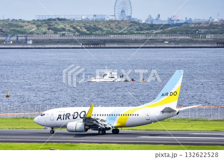 羽田空港の風景　離陸中の飛行機　東京都大田区 132622528