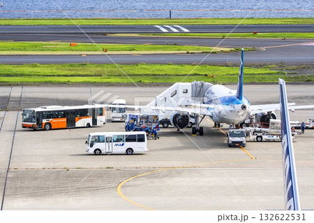 羽田空港の風景　到着した飛行機とタラップ車　東京都大田区 132622531