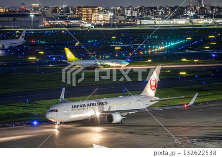 夜の羽田空港　タキシング中の飛行機　東京都大田区 132622538