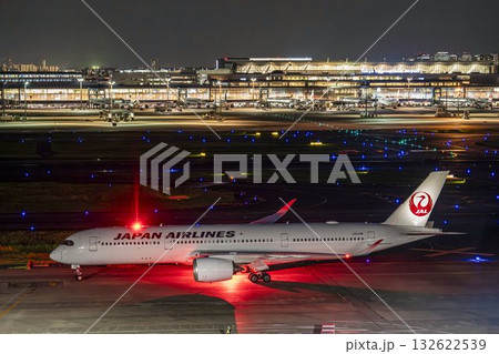 夜の羽田空港　タキシング中の飛行機　東京都大田区 132622539