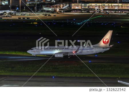 夜の羽田空港　タキシング中の飛行機　東京都大田区 132622542