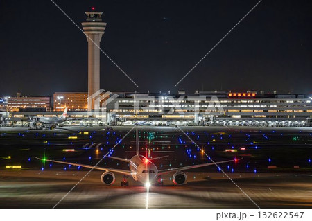 夜の羽田空港　タキシング中の飛行機　東京都大田区 132622547