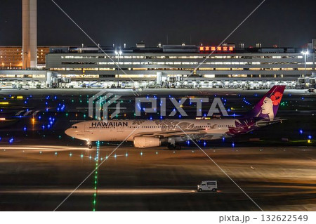 夜の羽田空港 タキシング中の飛行機 東京都大田区 夜の羽田空港 タキシング中の飛行機 東京都大田区 132622549