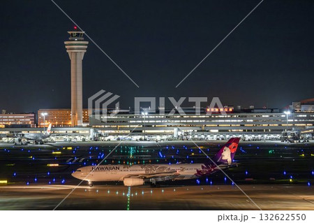 夜の羽田空港 タキシング中の飛行機 東京都大田区 夜の羽田空港 タキシング中の飛行機 東京都大田区 132622550