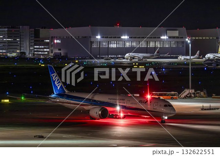 夜の羽田空港 タキシング中の飛行機 東京都大田区 夜の羽田空港 タキシング中の飛行機 東京都大田区 132622551