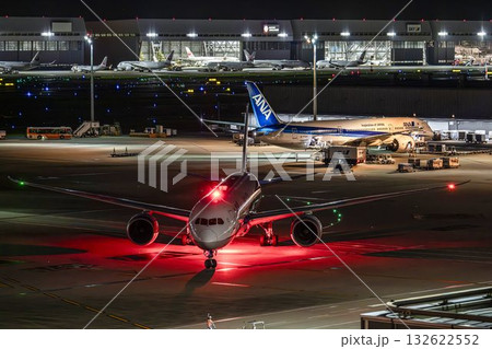 夜の羽田空港　タキシング中の飛行機　東京都大田区 132622552