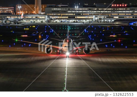 夜の羽田空港 タキシング中の飛行機 東京都大田区 夜の羽田空港 タキシング中の飛行機 東京都大田区 132622553