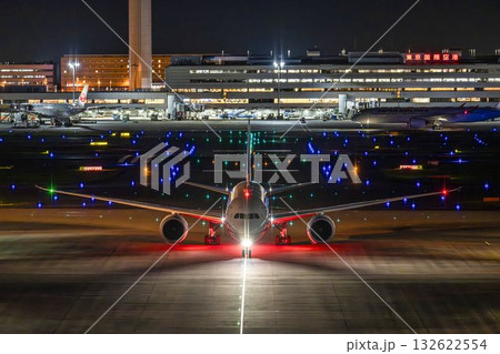 夜の羽田空港 タキシング中の飛行機 東京都大田区 夜の羽田空港 タキシング中の飛行機 東京都大田区 132622554
