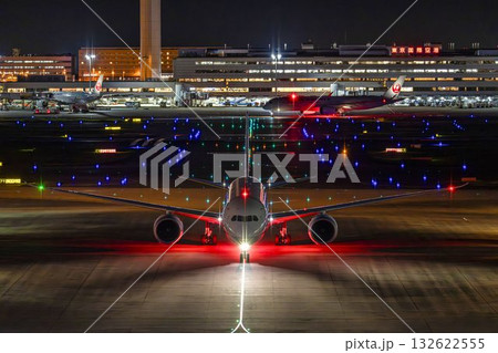 夜の羽田空港　タキシング中の飛行機　東京都大田区 132622555