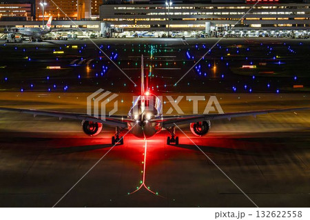 夜の羽田空港　タキシング中の飛行機　東京都大田区 132622558