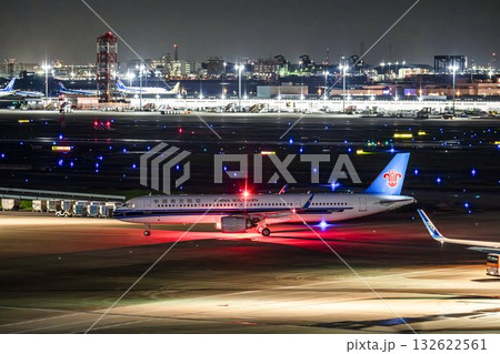 夜の羽田空港 タキシング中の飛行機 東京都大田区 夜の羽田空港 タキシング中の飛行機 東京都大田区 132622561